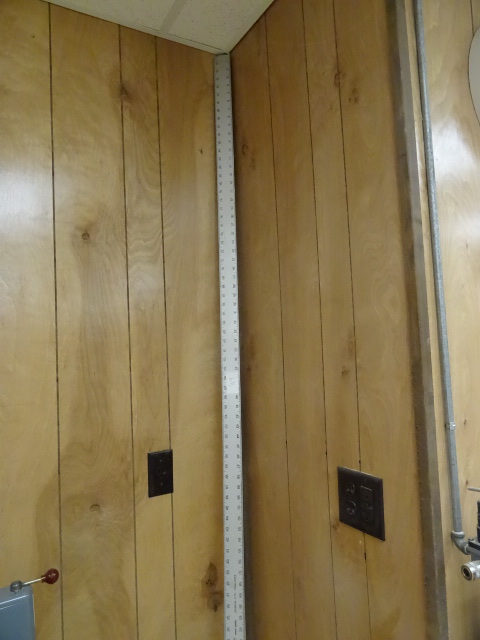 lot 49 image: 8 aluminum staright edge...