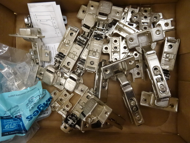 lot 51 image: Misc cabinet hinges. 12 pieces...