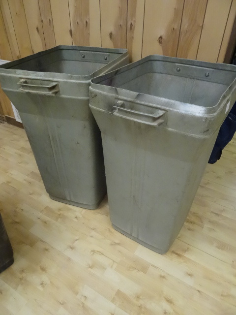 lot 84 image: 45 Gal garbage cans. Qty 2...