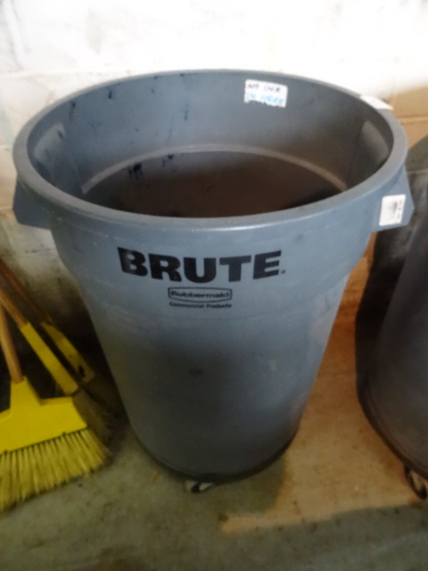 32 Gal Brute garbage can on wheels....