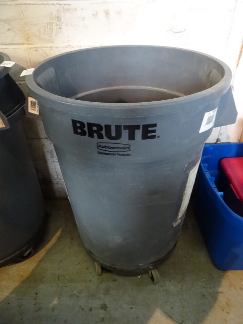 32 Gal Brute garbage can on wheels....