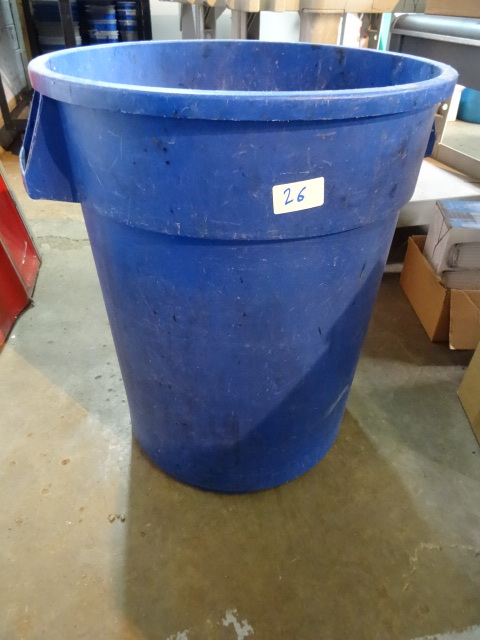 Rubbermaid 32 gal garbage can...