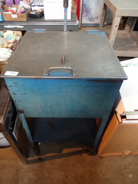 Parts washer on wheels. No pump. Dr...
