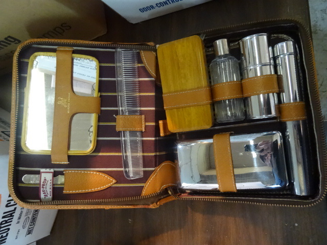 Vintage mens grooming kit. Bak-prop...