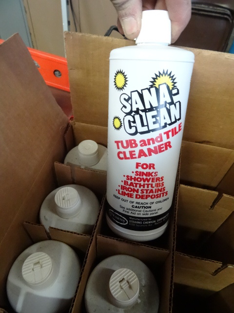 Sana clean tub abd tile cleaner. Qt...
