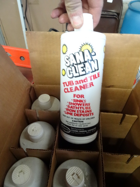 Sana clean tub abd tile cleaner. Qt...