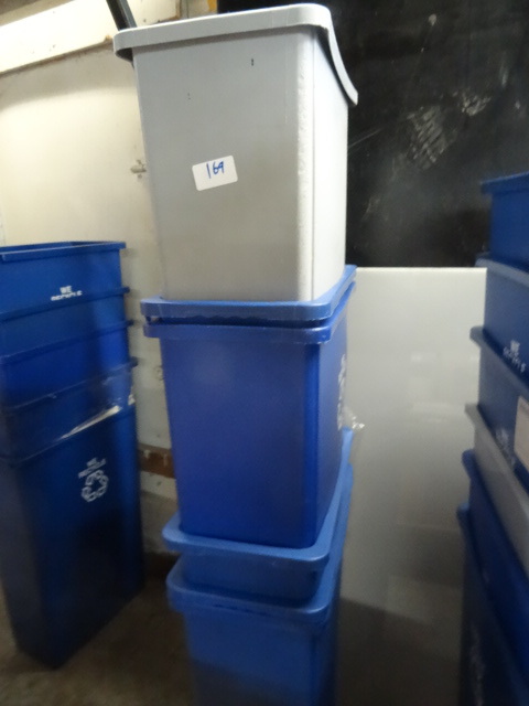 6 Rubbermaid #3540 garbage cans....