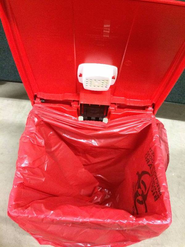 lot 68 image: Heavy Duty Rubbermaid Foot Flip Top Garbage OR Storage Tote - Excellent