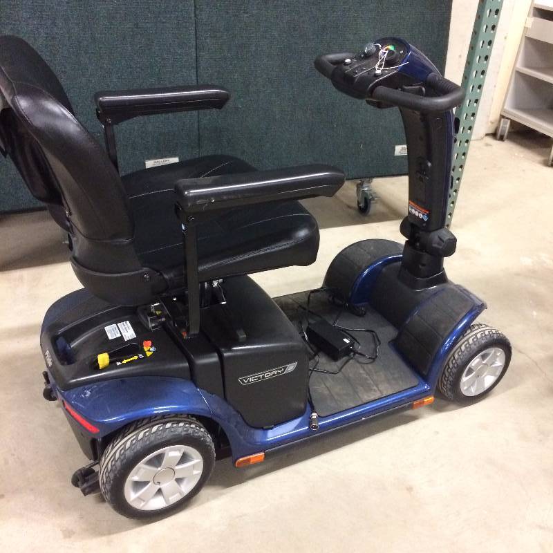 lot 21 image: WOW WOW WOW Retails Used $1700 Pride VICTORY SCOOTER 4 wheel Electrtic Mobility Indoor Outdoor Cart in Viper BLUE - Swivel Seat & Charger  Ready To Roll  Great Condition