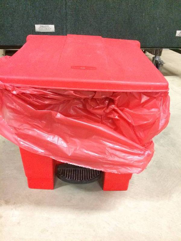 lot 5 image: Heavy Duty Rubbermaid Foot Flip Top Garbage OR Storage Tote - Excellent