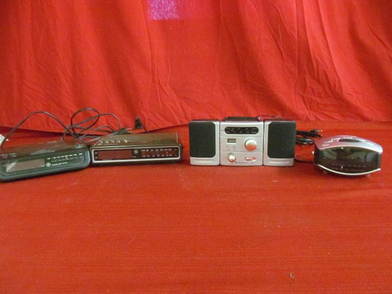 lot 35 image: radio alarm clocks