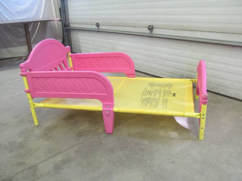 lot 50 image: youth bed frame