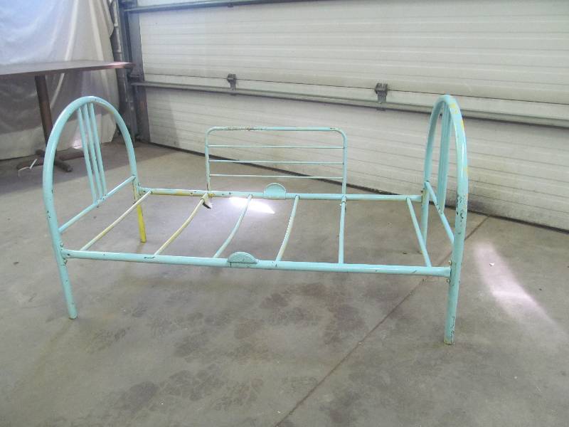lot 51 image: youth bed frame