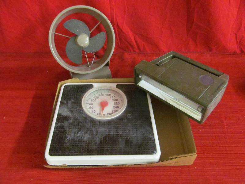 lot 74 image: housewares