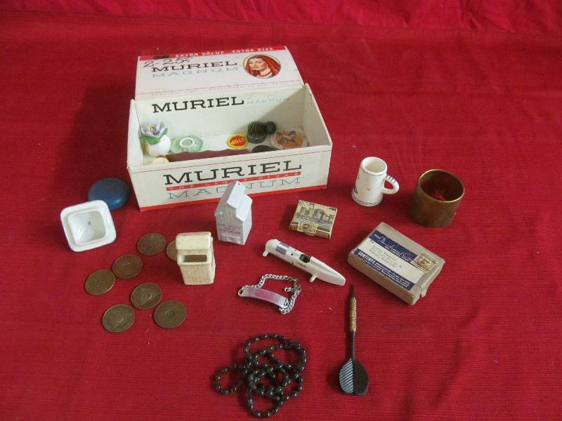 lot 96 image: trinkets