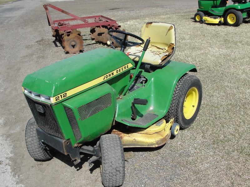 JOHN DEERE 212 GARDEN TRACTOR
