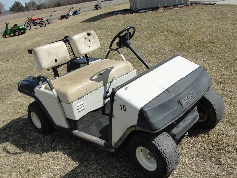 E-Z GO GOLF CART