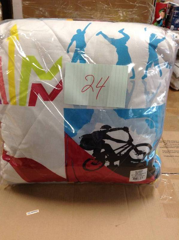 lot 24 image: Get Movin Full Size Comforter New