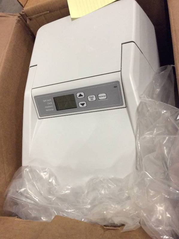 GE Watrer Softner 30,000 grain capacity never used - damage on top cover see pictures