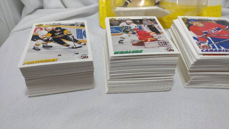 Hockey Cards & Collectible - Approx 400