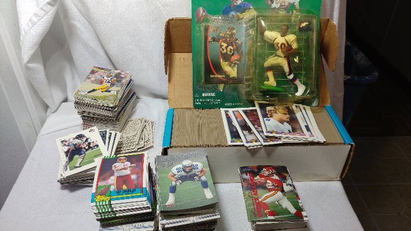Football Cards & Collectible Aprrox 800