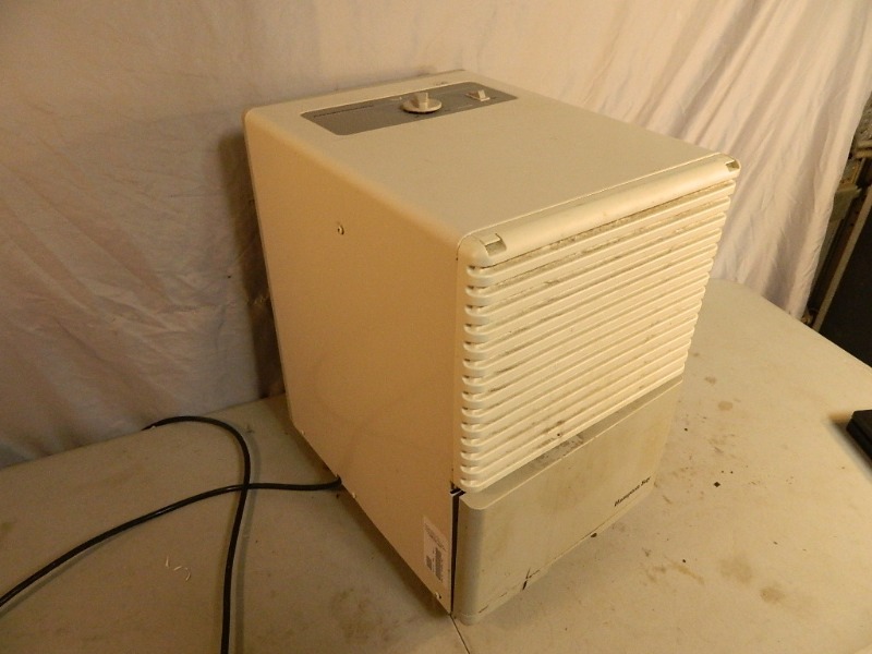 lot 39 image: Dehumidifier