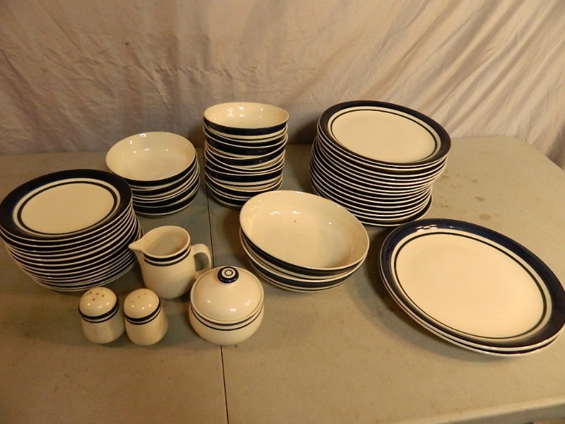 lot 119 image: Dish Set