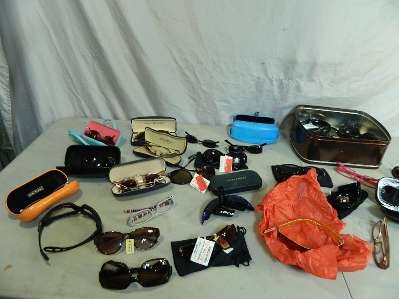lot 151 image: Glasses