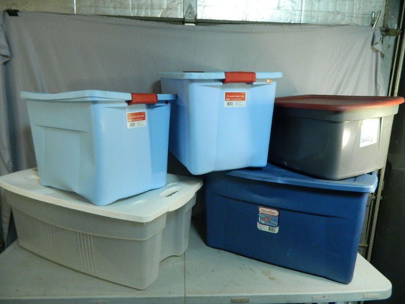 lot 160 image: 5 Assorted Totes with Lids