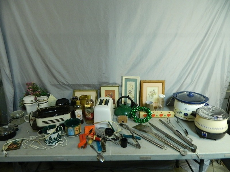 lot 163 image: Crockpot, Potpurri Pots, and More