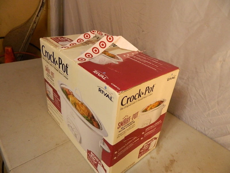 lot 4 image: New Rival Crockpot with Little Dipper