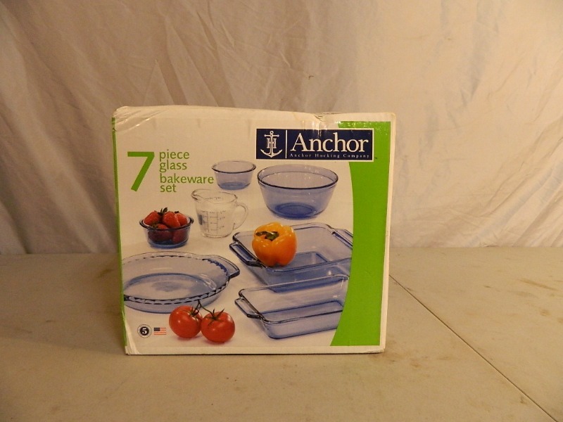 lot 10 image: New Anchor Hocking Bakeware Set