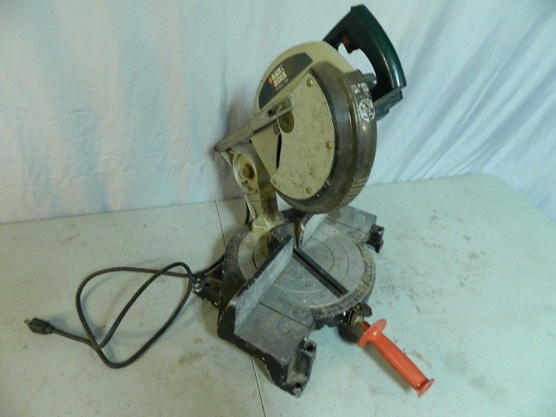 lot 75 image: Black and Decker 10 Miter Saw