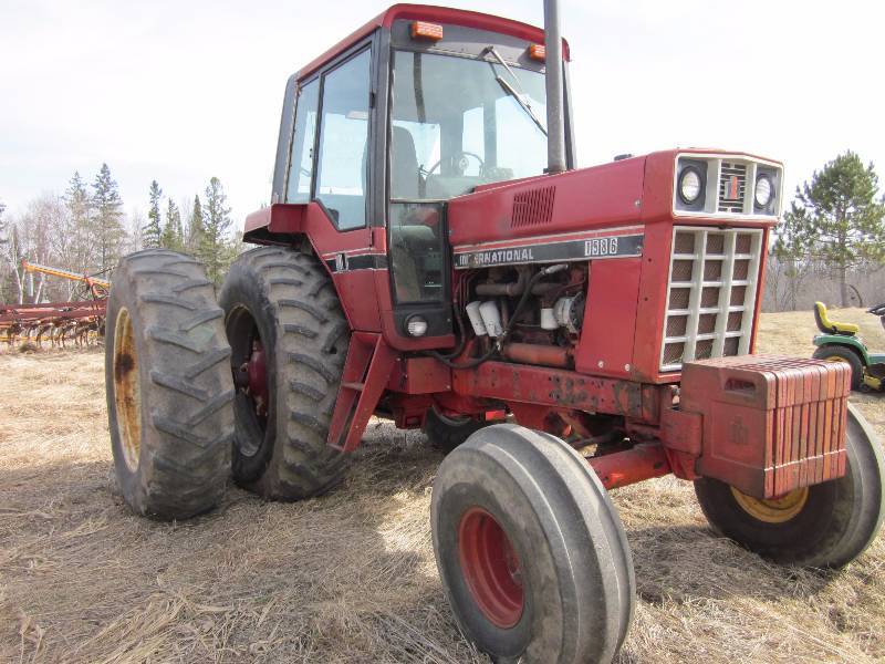 lot 2 image: IH 1586 Tractor