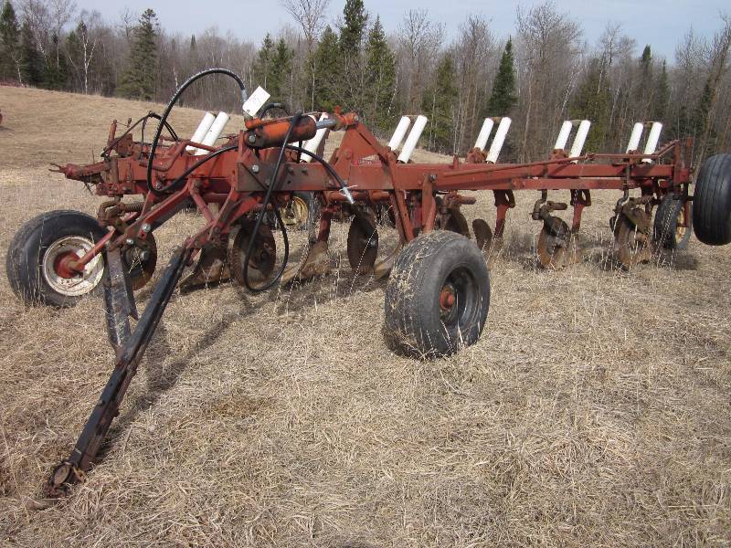 lot 6 image: IH 770 Plow, 6-16