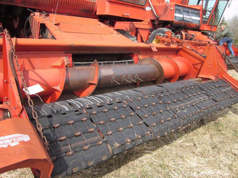 lot 7 image: MF 750 Combine