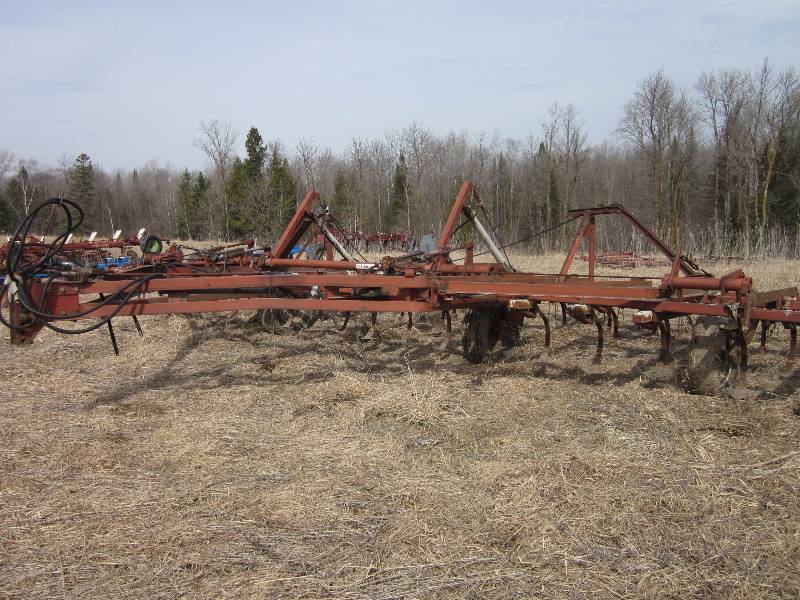 lot 13 image: 28 ft IH 45 Vibra Shank Cultivator
