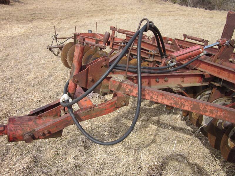 lot 19 image: IH 16 Disk with Wings