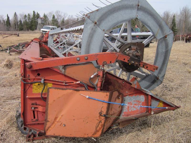 lot 22 image: 20 ft MF Bean Flax Combine Header