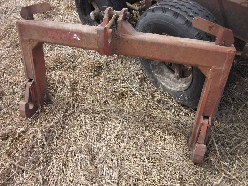 lot 24 image: 3 Point Category 3 Quick Hitch