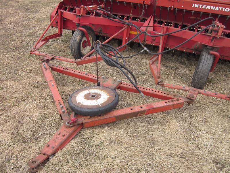 lot 31 image: IH 620 Planter - 14 ft with grass seeder Attachment