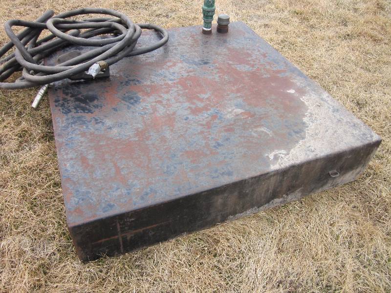 lot 40 image: 100 Gallon Fuel Tank with Hose for truck Bed