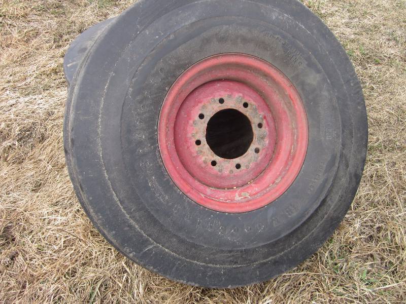 lot 44 image: 16.5-16 Tire & 14L-16.1 Tire and Rim
