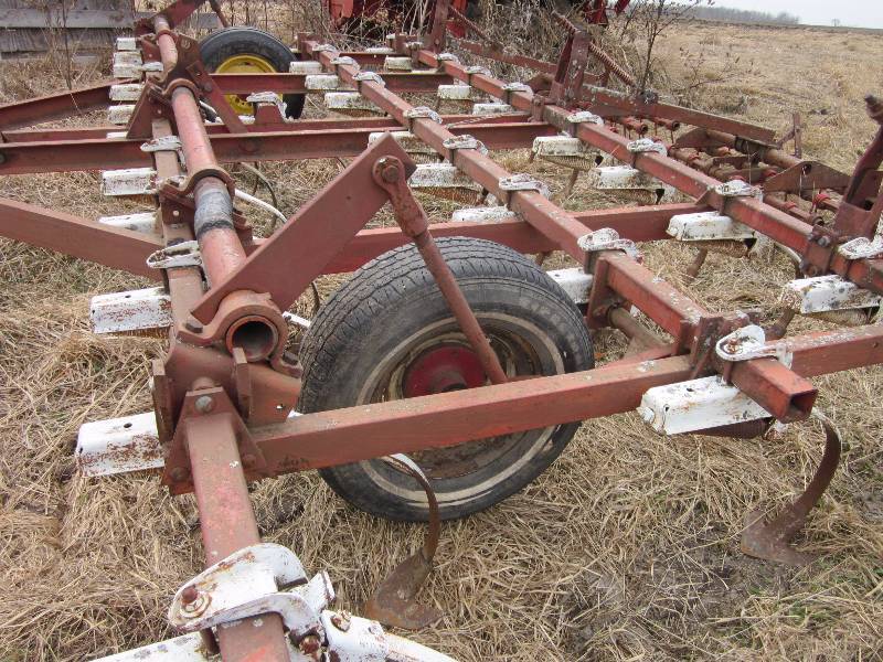 lot 49 image: IH 16ft Vibra Shank CultivatorDrag