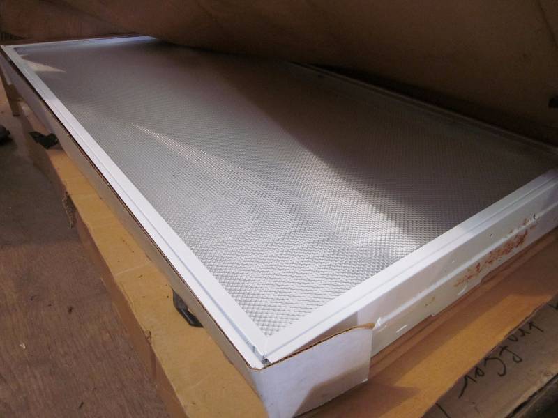 lot 227 image: 3 Fluorescent Light Fixtures