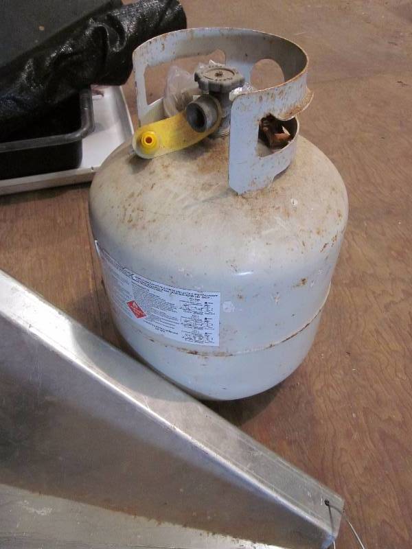 lot 231 image: Propane Tank, Aluminum Trough, & Square Tub