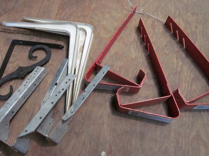 lot 232 image: Bucket of Roof Brackets, Joist Hangars & Shelf Brackets