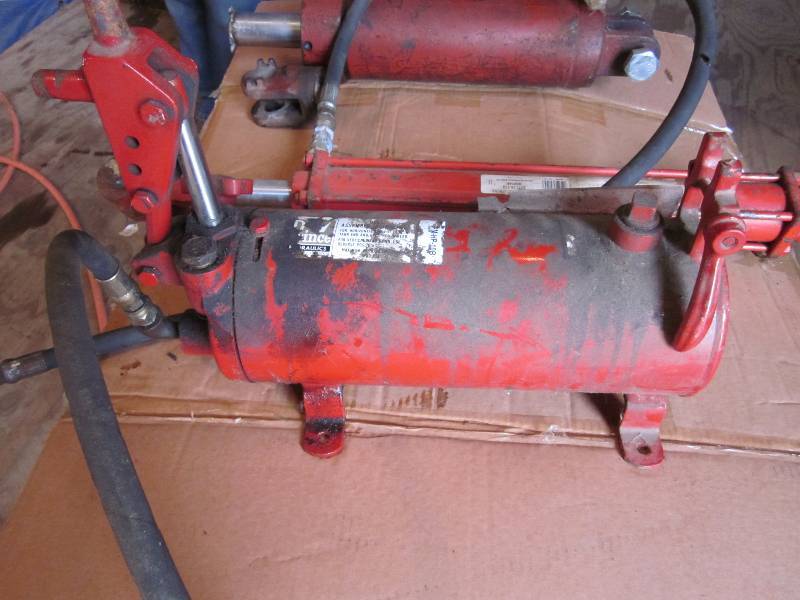 lot 67 image: Hydraulic Hand Pump & 2 Hydraulic Cylinders
