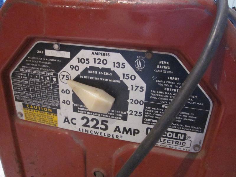 lot 76 image: Lincoln AC225 Welder & Welding Rods