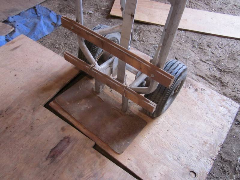 lot 84 image: 2 wheel Dolly
